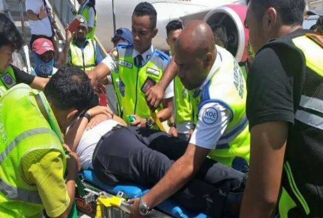 Pilot pesawat Batik Air yang diduga pingsan dilarikan ke rumah sakit.
